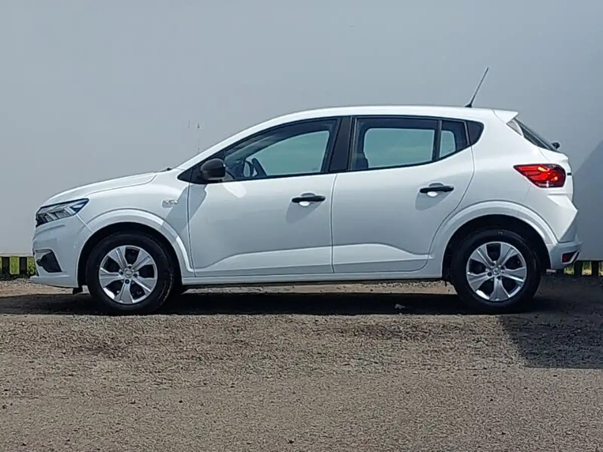 2022-dacia-sandero-10-sce-essential-big-3