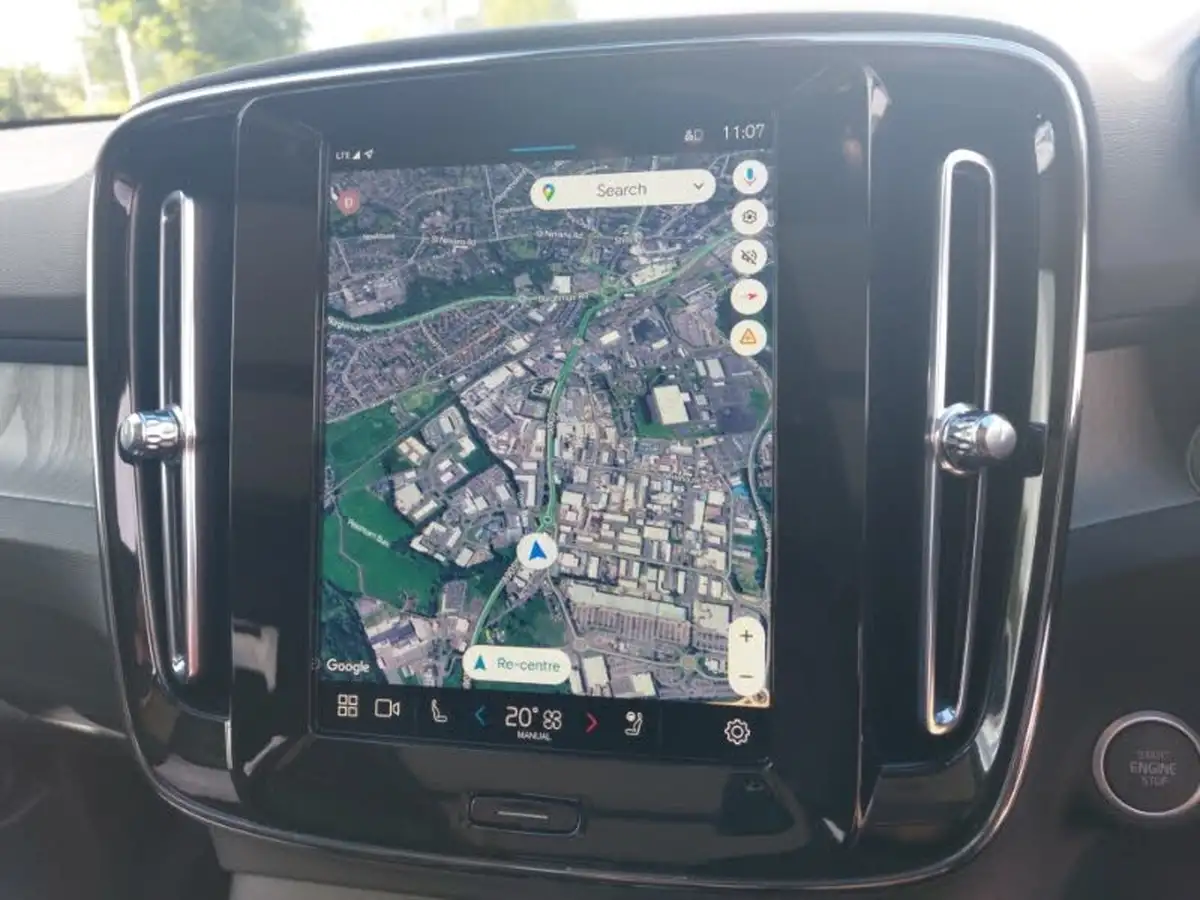 2024-volvo-xc40-20-b3-ultra-bright-big-9