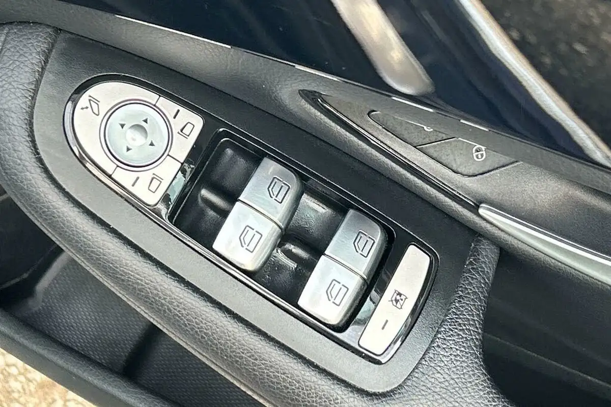 2019-mercedes-benz-c-class-20d-c220d-se-ss-saloon-4d-big-17