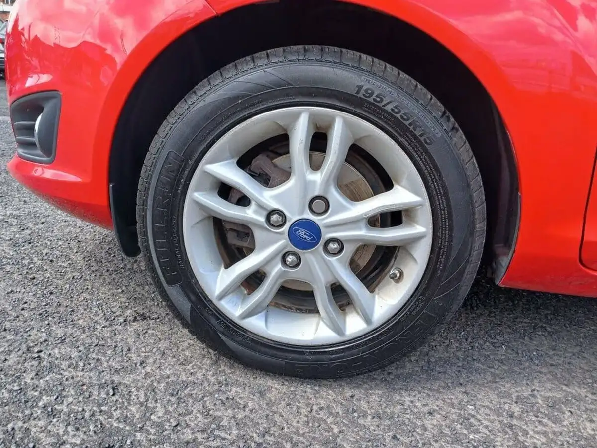 2015-ford-fiesta-10t-zetec-100ps-ecoboost-ss-5d-big-12