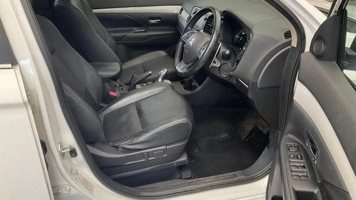 2014-mitsubishi-outlander-20-gx4h-big-2