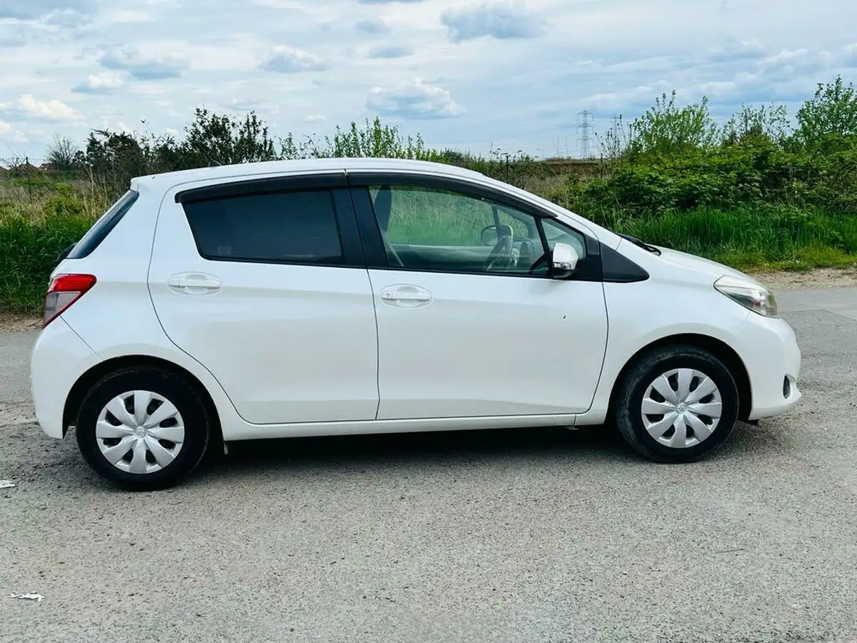 2013-toyota-yaris-133-tr-5d-m-drive-s-big-9