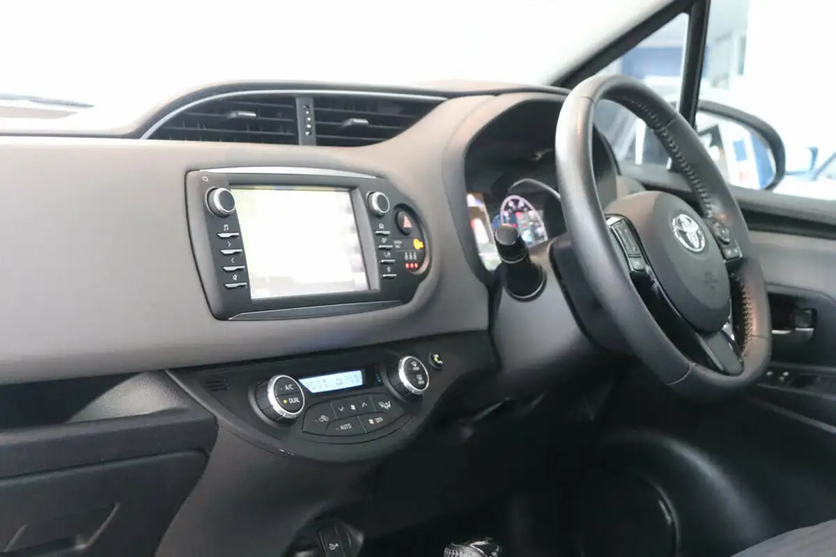 2017-toyota-yaris-15-vvt-i-icon-tech-98bhp-hybrid-1497cc-e-cvt-big-36