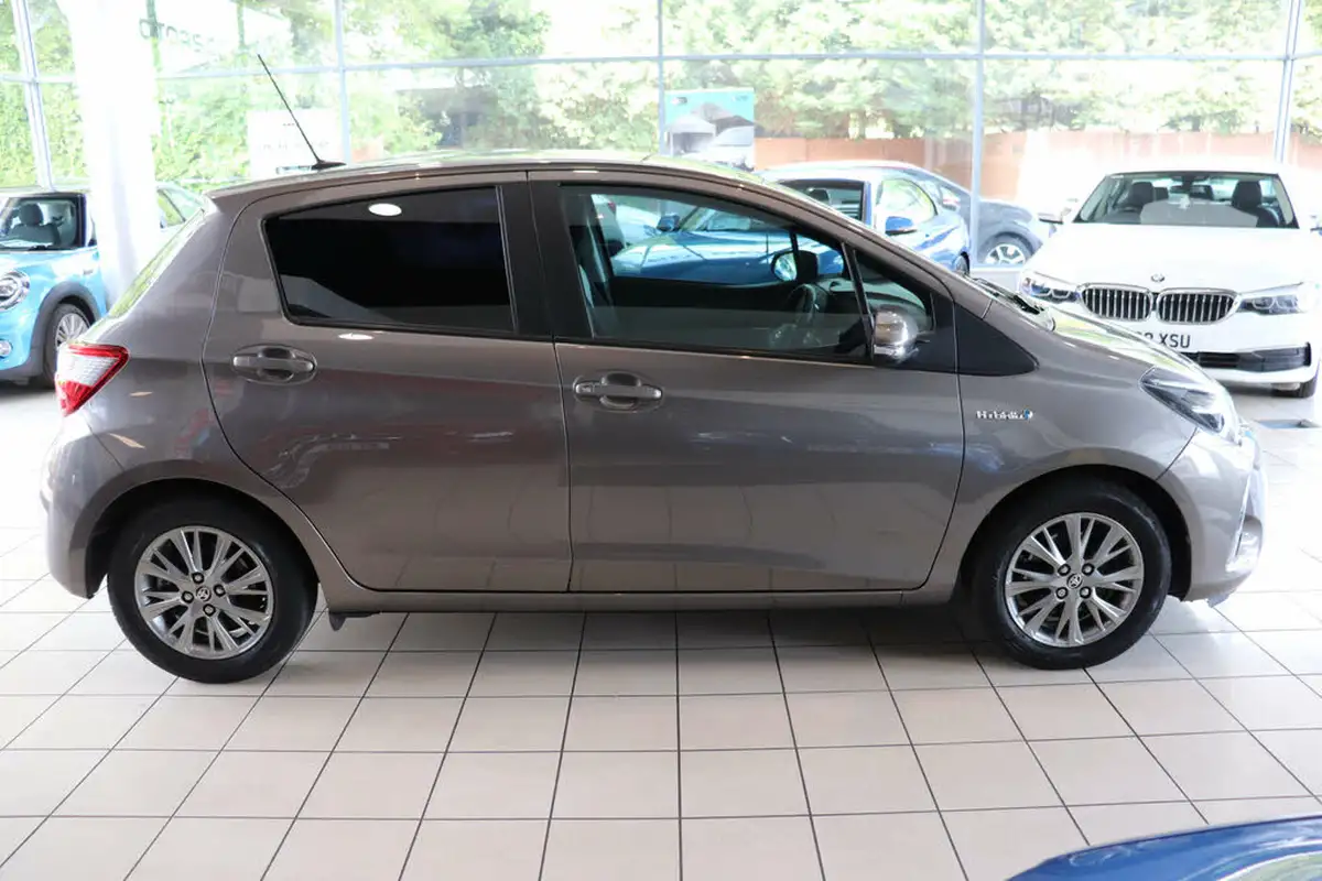 2017-toyota-yaris-15-vvt-i-icon-tech-98bhp-hybrid-1497cc-e-cvt-big-8