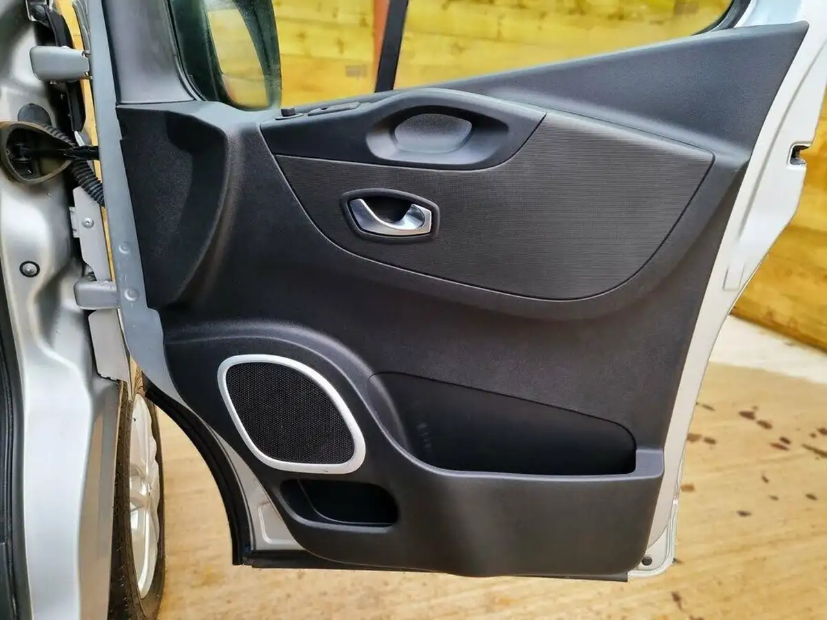 2020-renault-trafic-passenger-20dci-sl28-170-sport-nav-big-20
