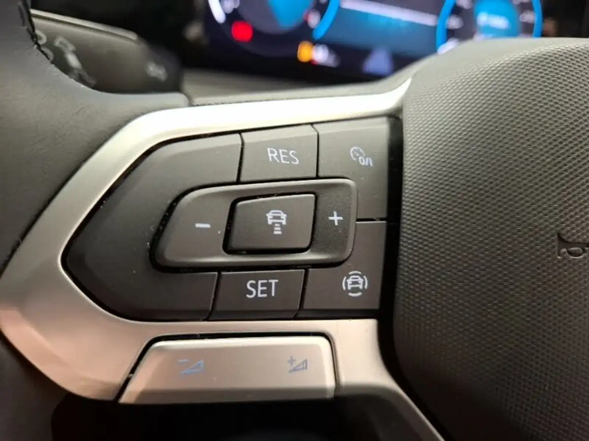 2023-volkswagen-golf-10-tsi-life-hatchback-big-17