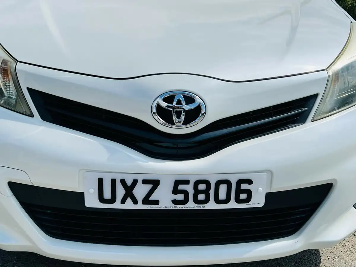2015-toyota-yaris-big-13