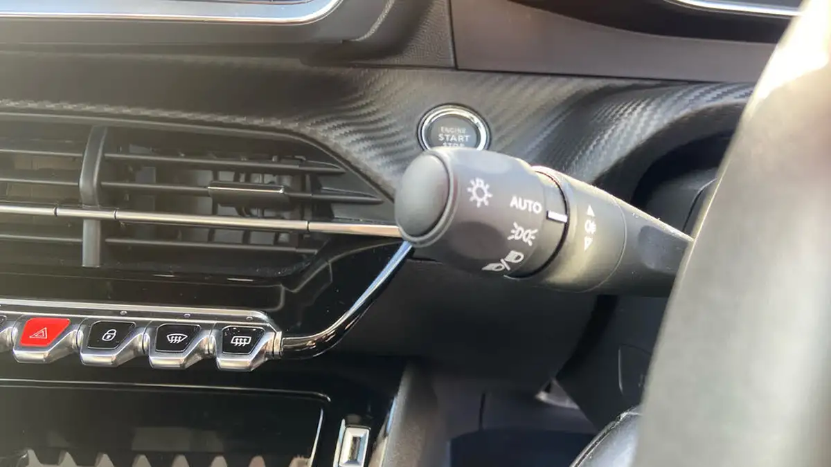 2023-peugeot-208-12-puretech-allure-premium-130ps-eat8-big-27