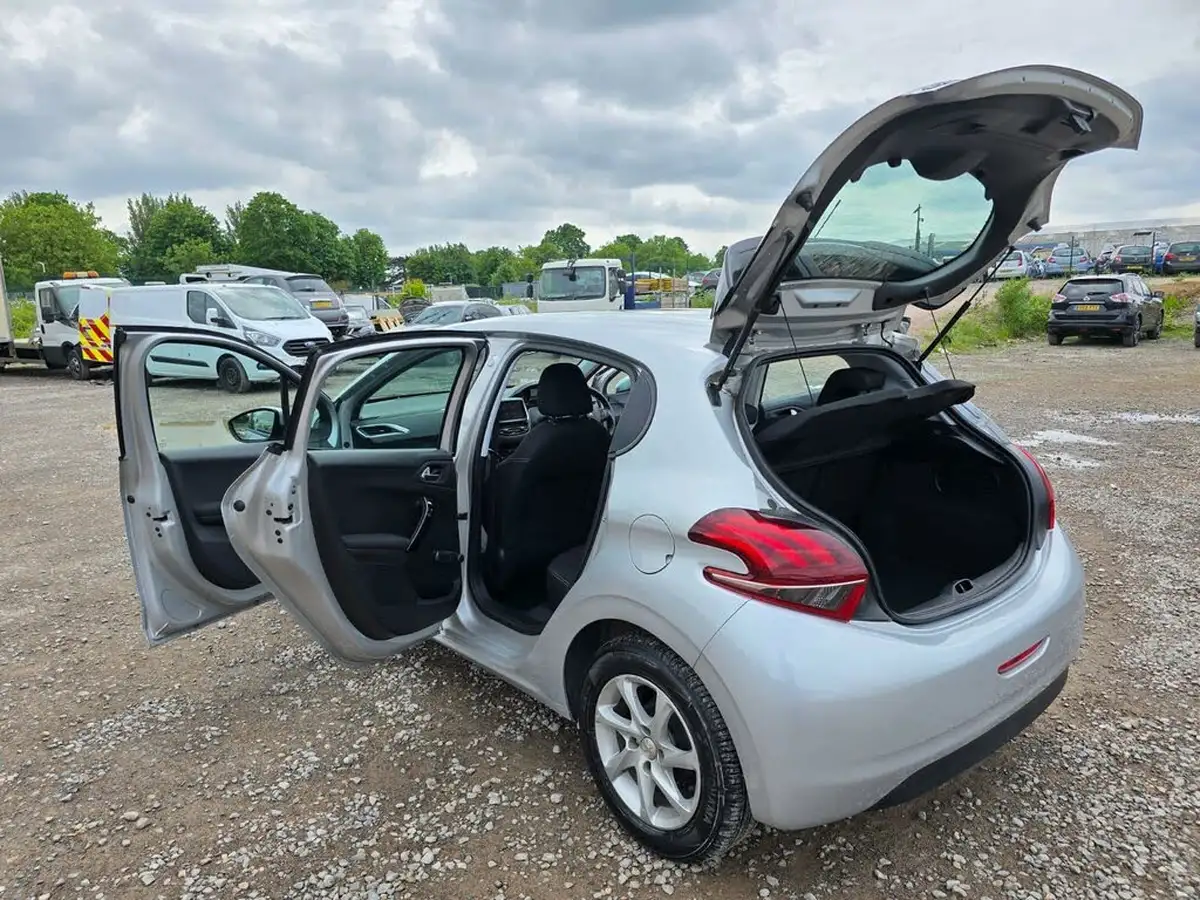 2016-peugeot-208-12-puretech-active-82bhp-ss-5d-etg5-big-10