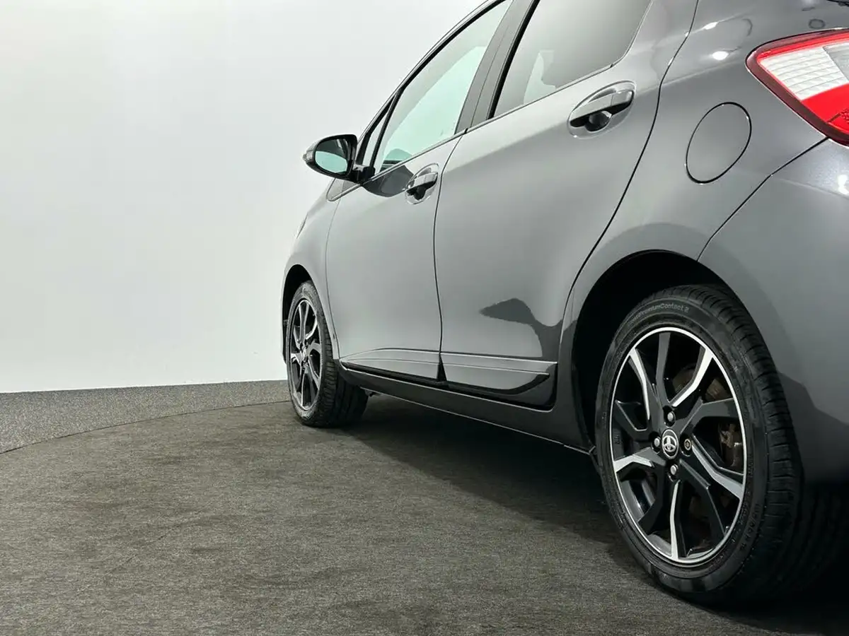 2017-toyota-yaris-15-vvt-i-design-panoramic-roof-1497cc-big-44