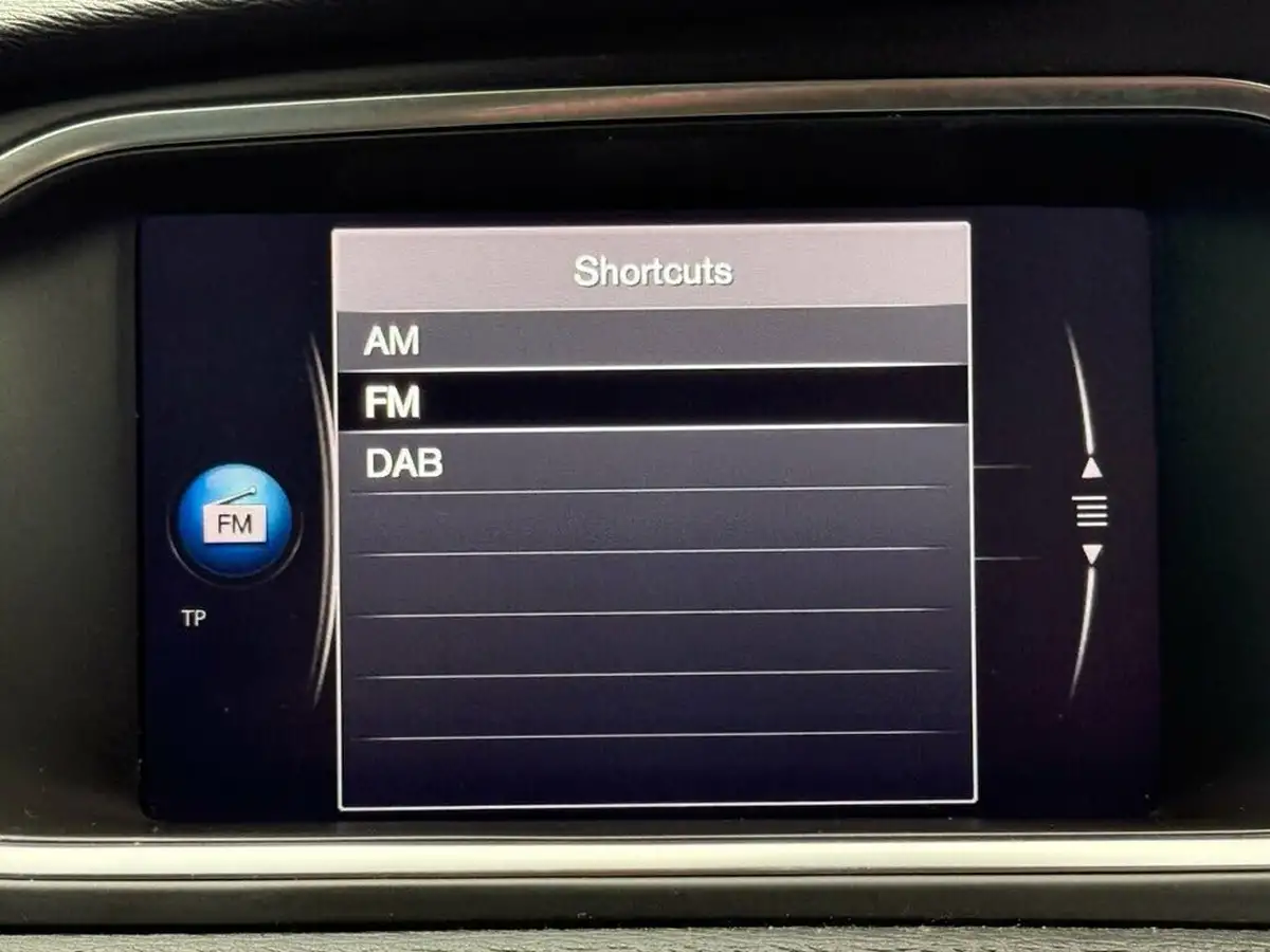 2018-volvo-v40-20-t2-momentum-nav-plus-big-18