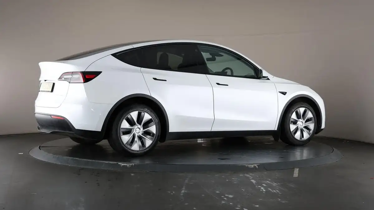 2022-tesla-model-y-e-long-range-big-65