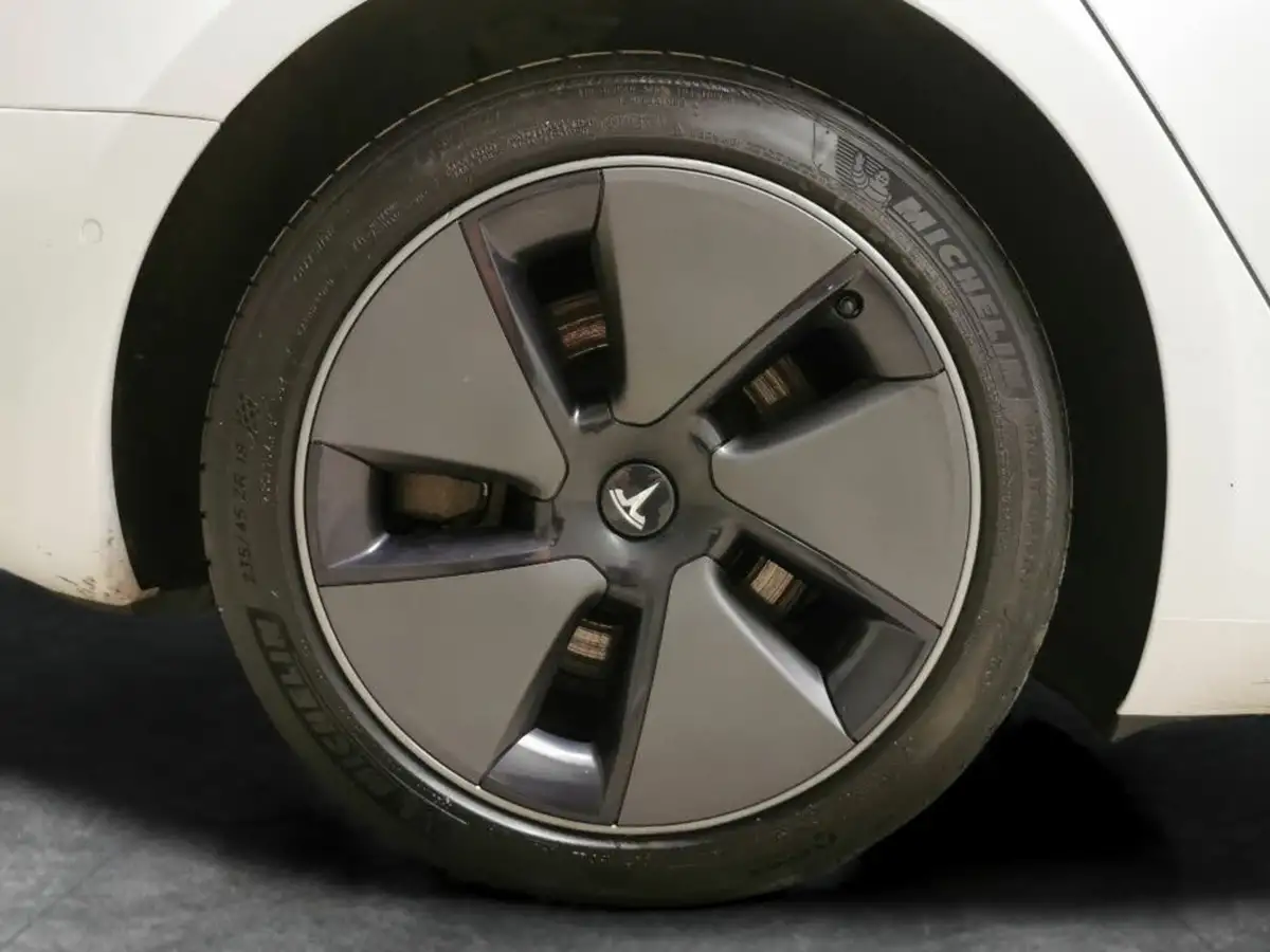 2021-tesla-model-3-e-long-range-4x4-big-32