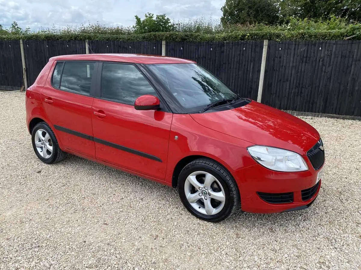 2012-skoda-fabia-14-se-mpi-85bhp-hatchback-big-1