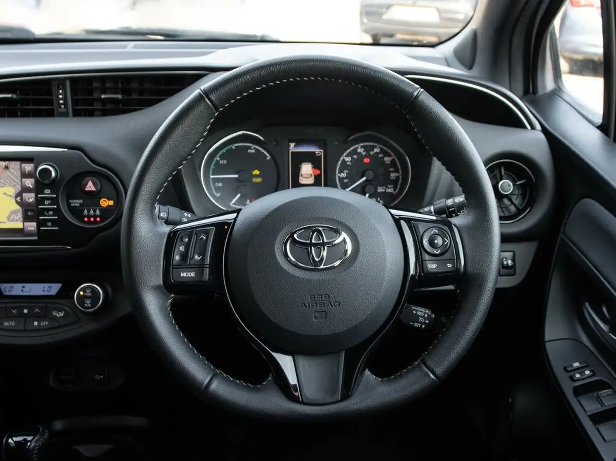 2018-toyota-yaris-15-vvt-i-grey-bi-tone-hybrid-big-20