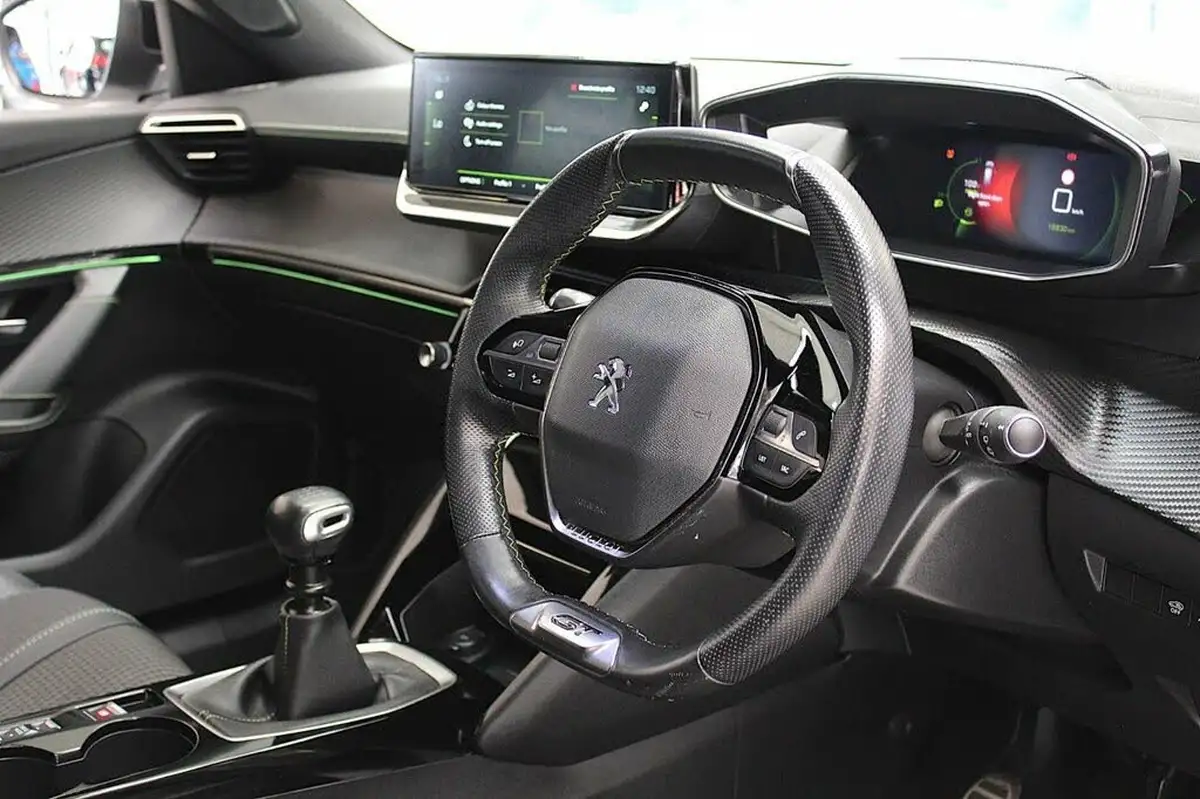 2021-peugeot-2008-suv-12-puretech-gt-big-47