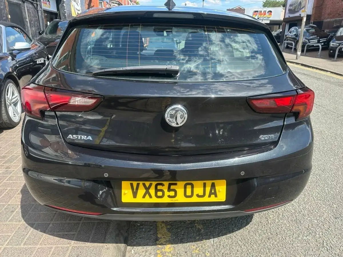 2015-vauxhall-astra-16cdti-sri-nav-136ps-ss-hatchback-big-20
