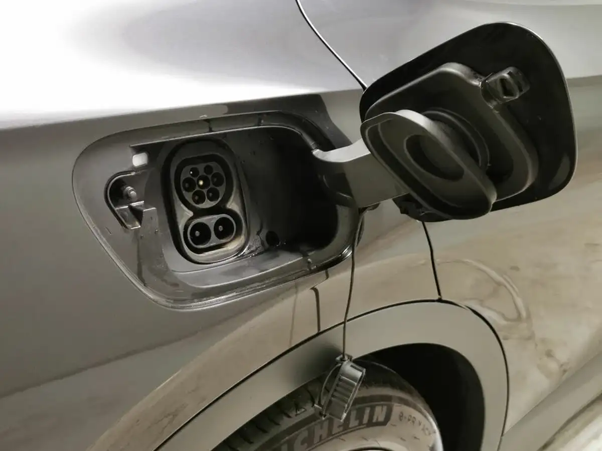 2021-volkswagen-id4-e-first-edition-big-35