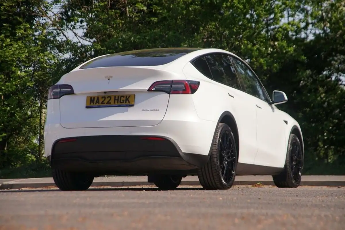 2022-tesla-model-y-e-long-range-big-6