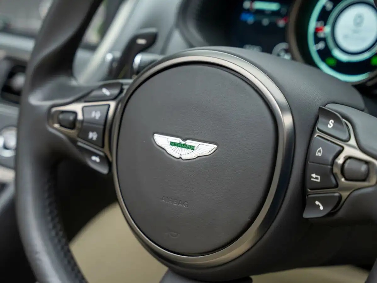 2019-aston-martin-db11-40-v8-big-29