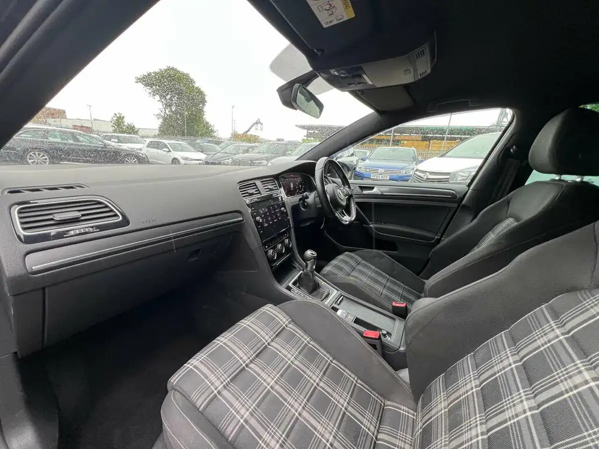 2018-volkswagen-golf-20tdi-gtd-hatchback-5d-big-30