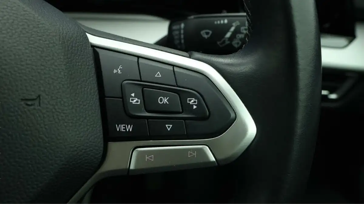 2022-volkswagen-golf-20tdi-life-hatchback-big-21