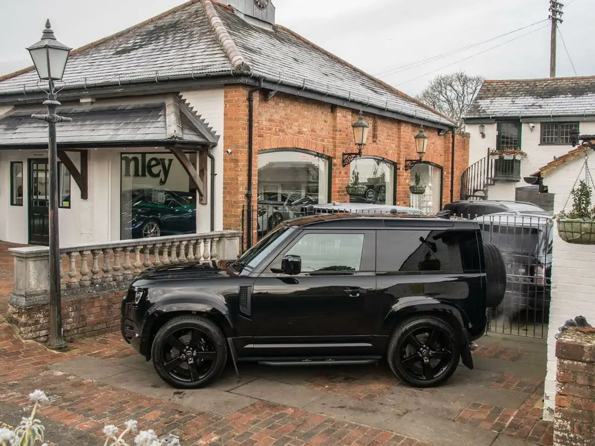 2022-land-rover-90-defender-50-p525-v8-big-8
