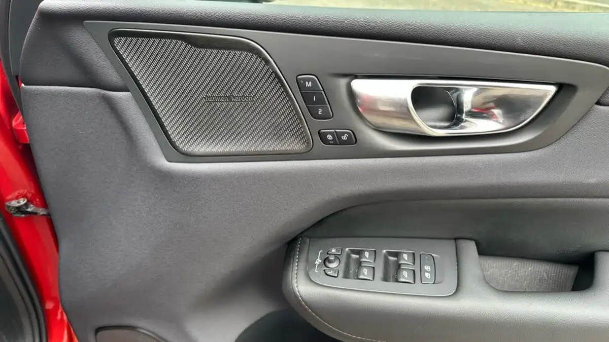 2024-volvo-xc60-20-b5-plus-big-35