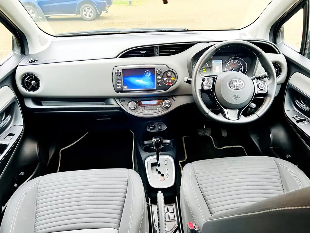 2017-toyota-yaris-15-vvt-i-icon-navi-hybrid-big-7