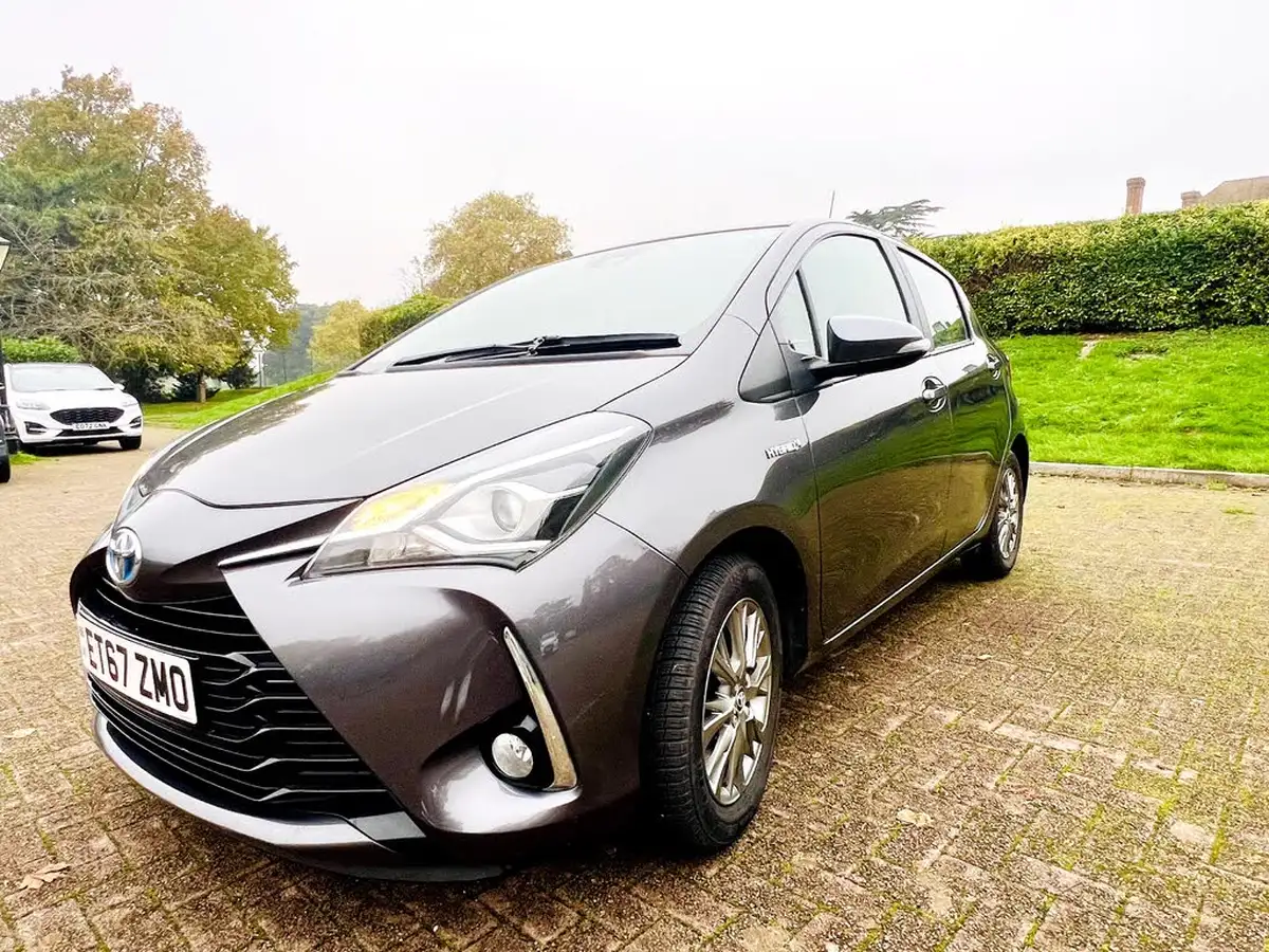 2017-toyota-yaris-15-vvt-i-icon-navi-hybrid-big-3