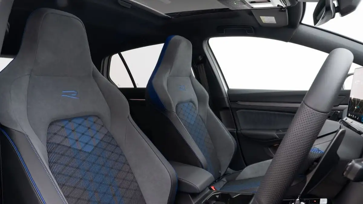 2025-volkswagen-golf-20-tsi-r-black-edition-big-2