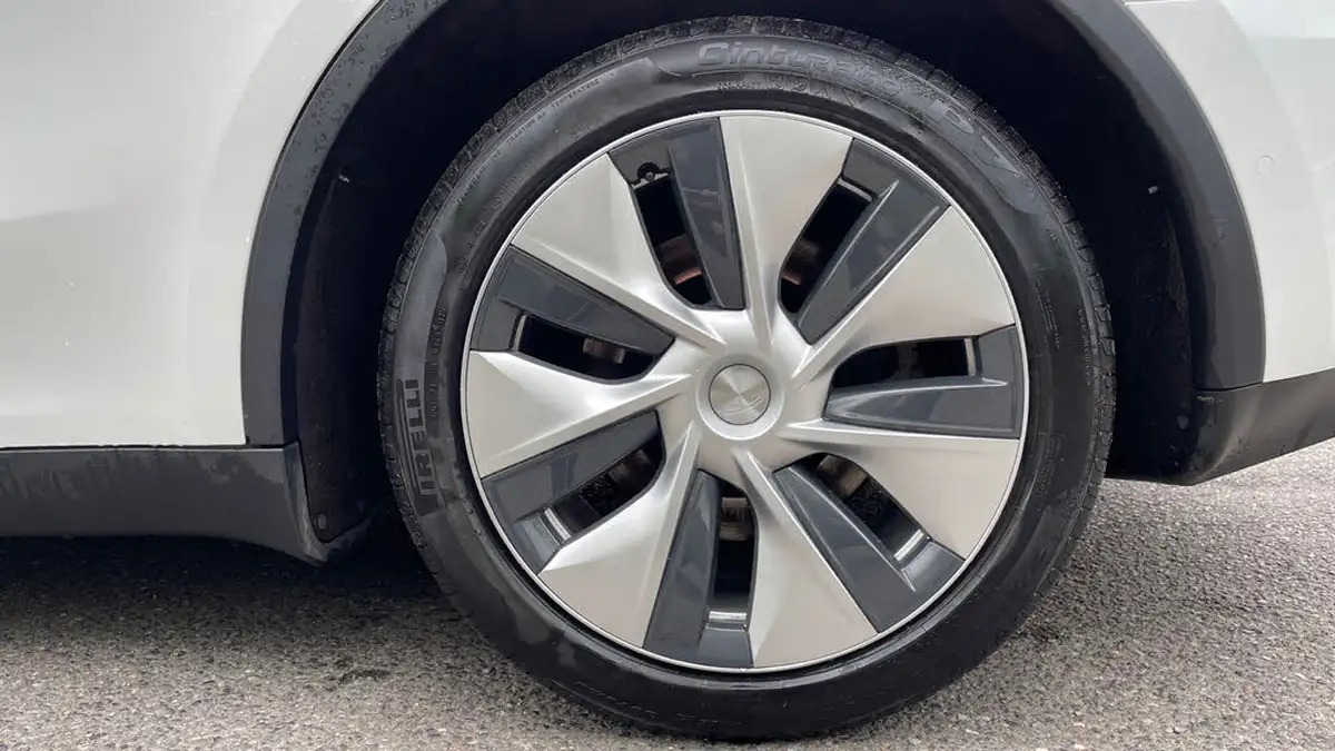 2022-tesla-model-y-e-long-range-big-17