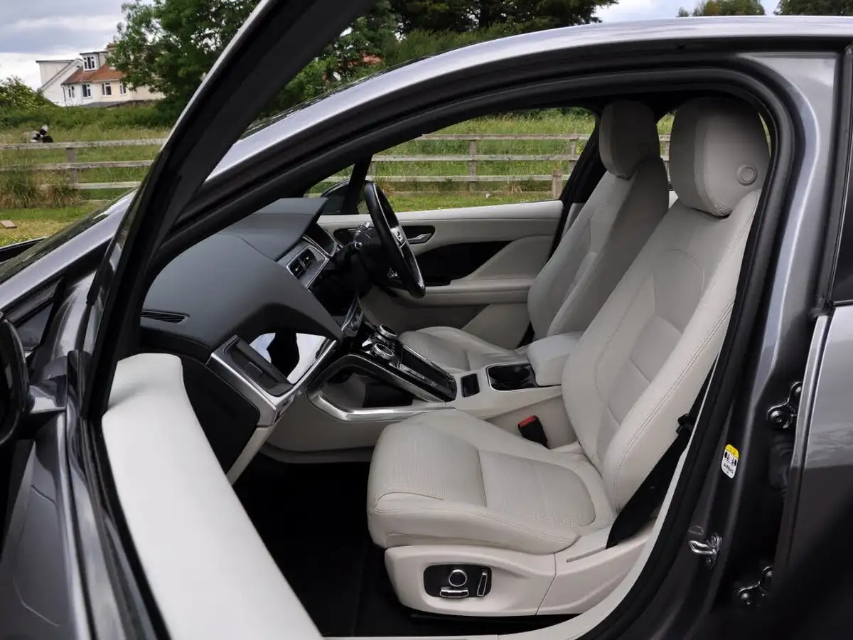 2021-jaguar-i-pace-ev400-black-big-49