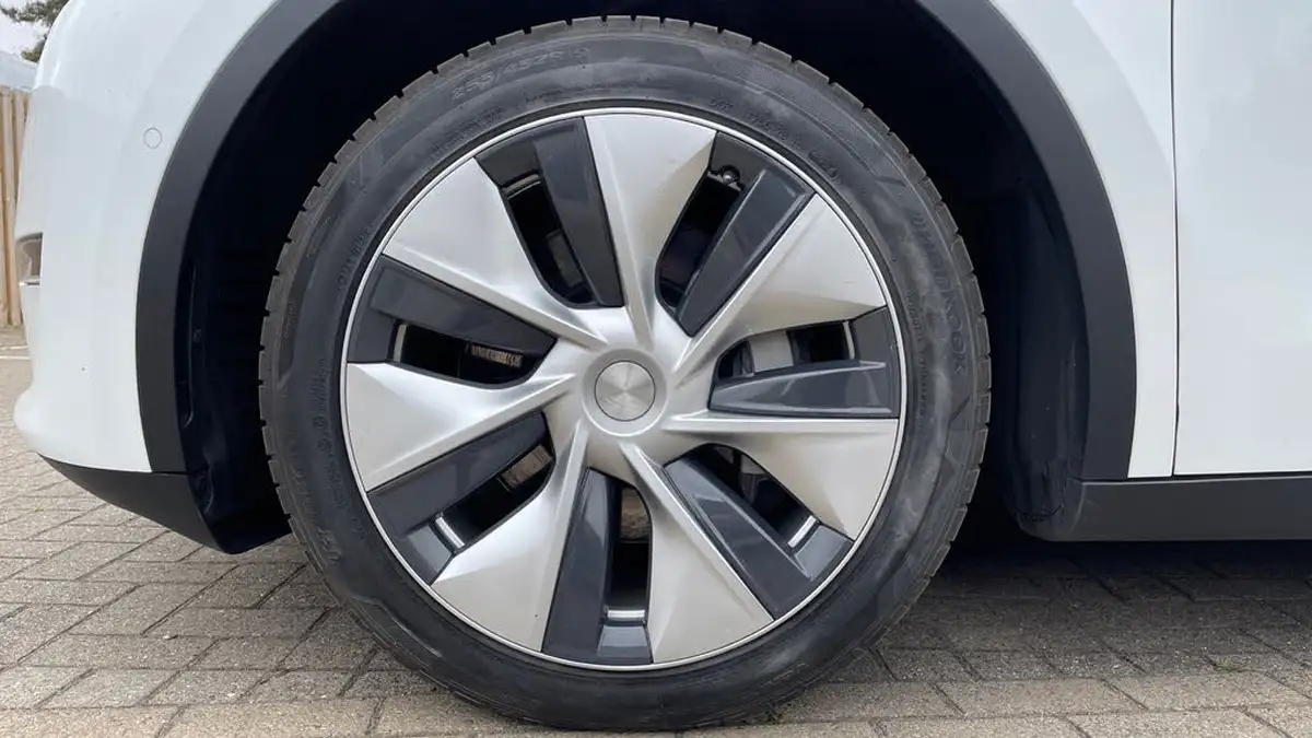 2022-tesla-model-y-e-long-range-big-16