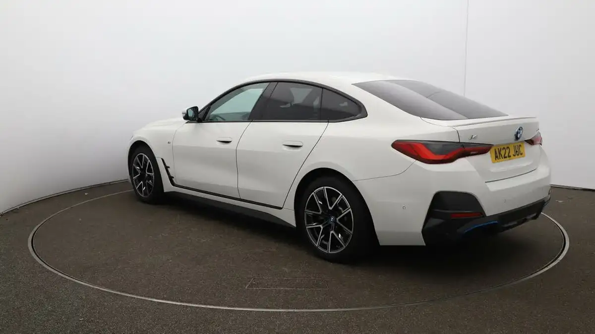2022-bmw-i4-e-edrive40-m-sport-big-57