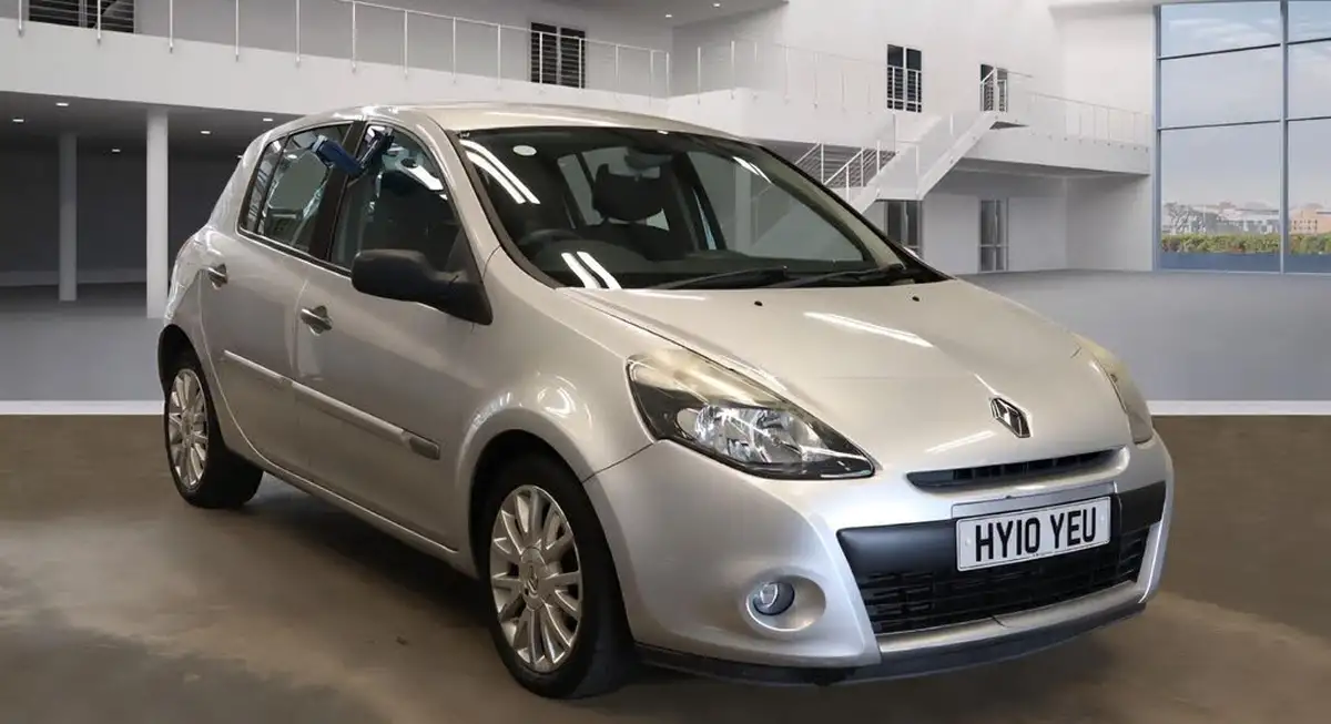 2010-renault-clio-12-dynamique-16v-100-hatchback-5d-big-0