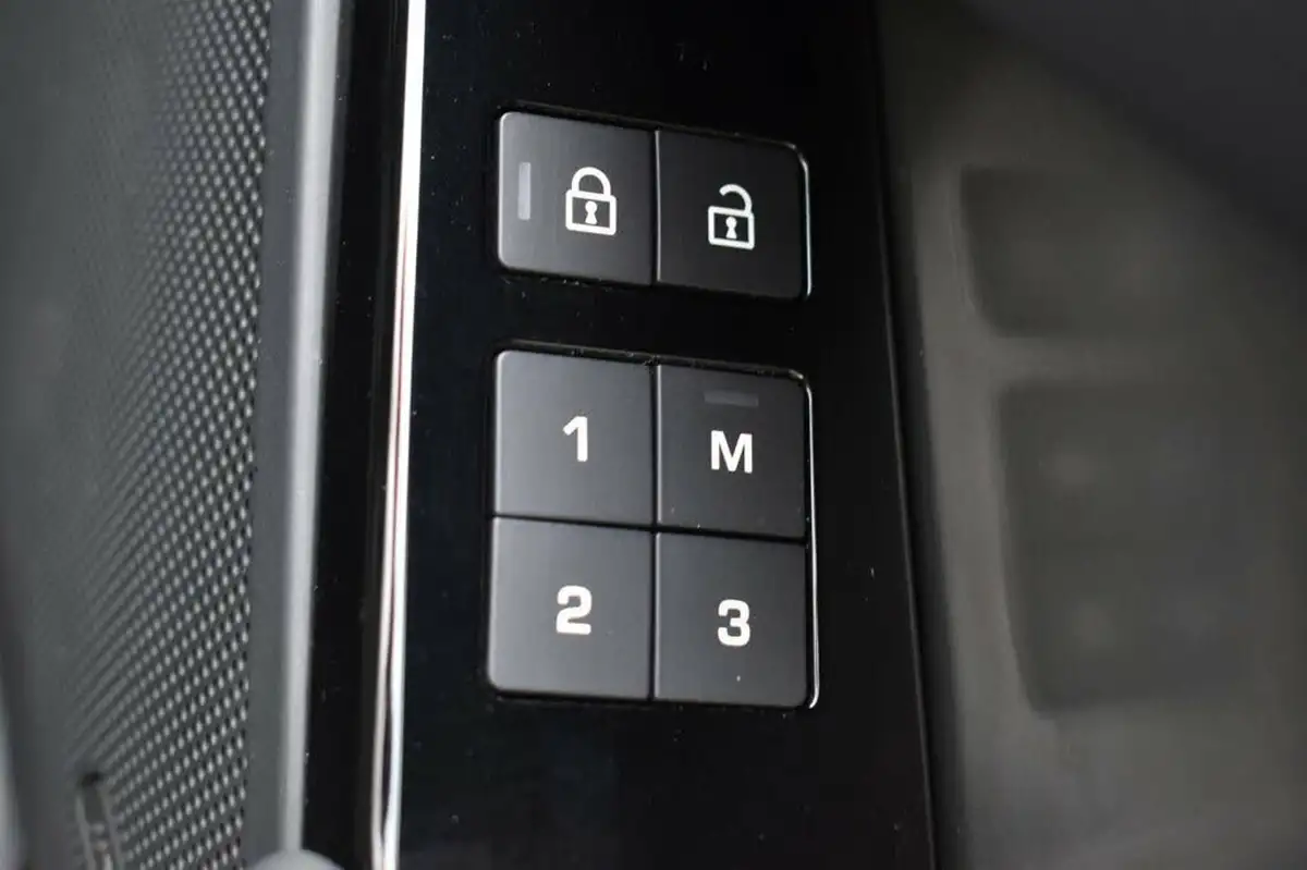 2021-land-rover-range-rover-velar-20-d200-s-big-23