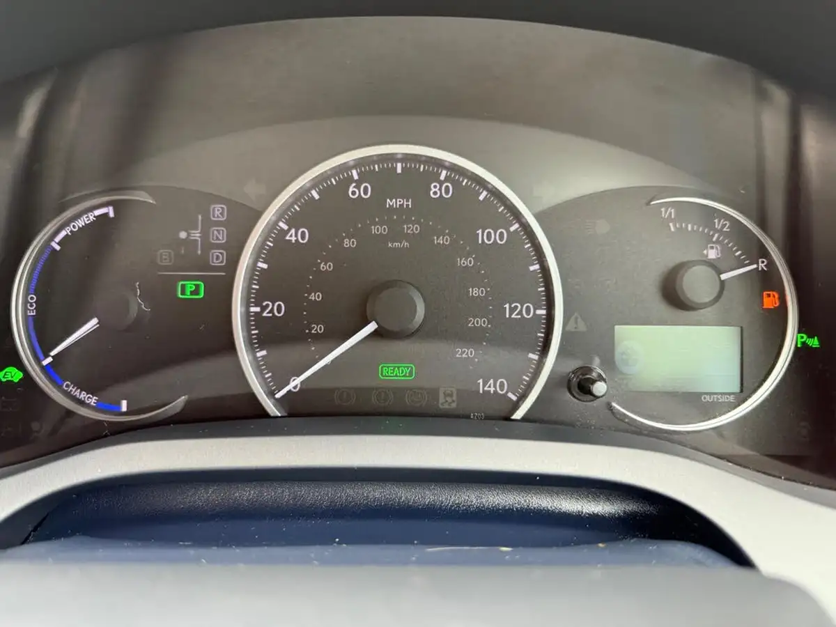 2013-lexus-ct-200h-18-premier-big-75