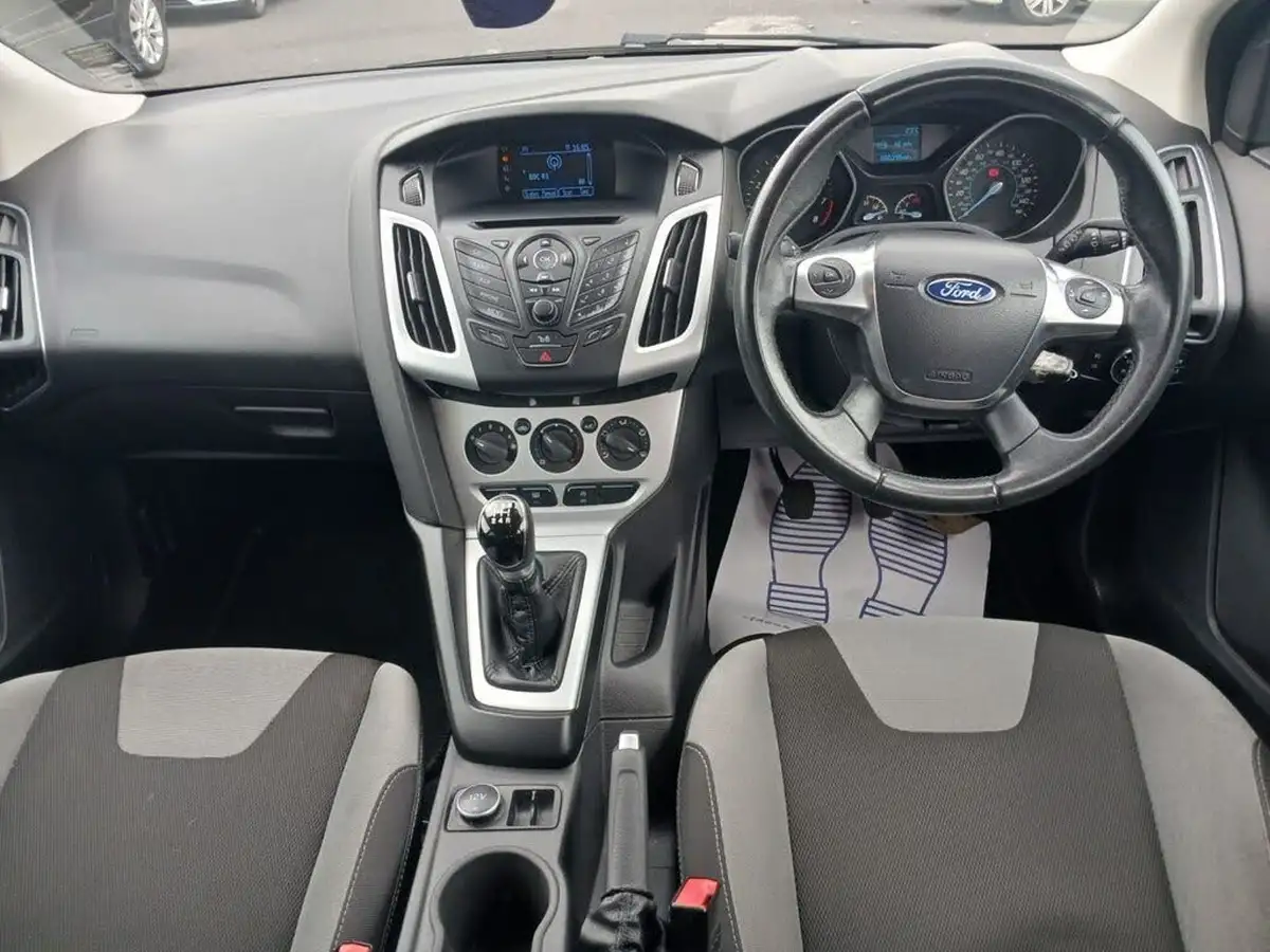 2013-ford-focus-10-zetec-100ps-hatchback-big-6