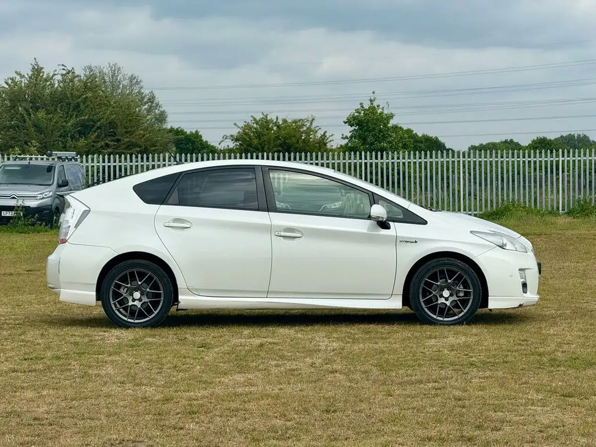 2011-toyota-prius-18-vvt-i-t-spirit-10th-anniversary-big-9