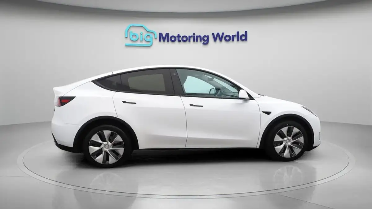 2022-tesla-model-y-e-long-range-big-8