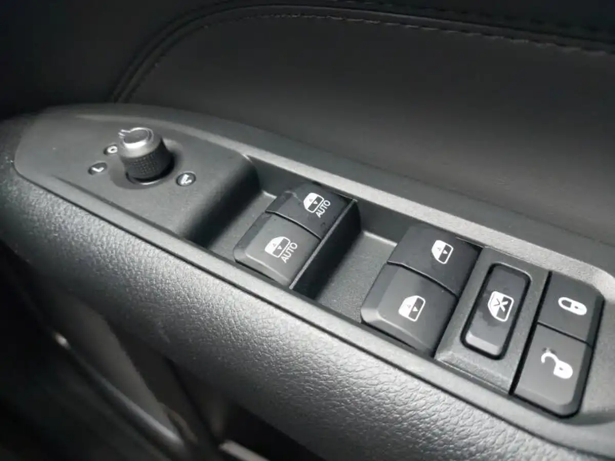 2025-jeep-compass-15-summit-big-11