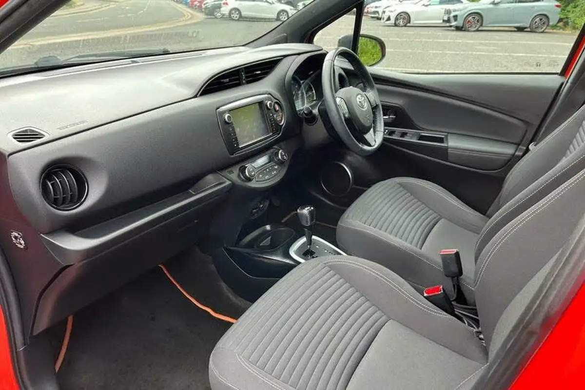 2016-toyota-yaris-15-vvt-i-orange-edition-hybrid-big-17