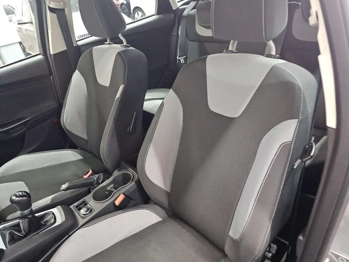 2012-ford-focus-10-zetec-100ps-hatchback-big-14