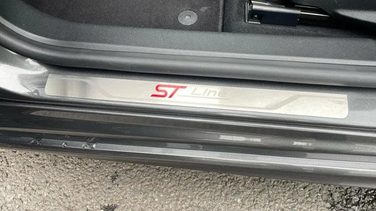2019-ford-focus-10t-st-line-hatchback-big-22
