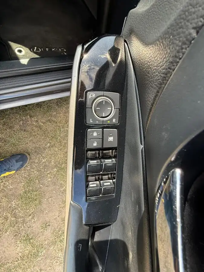 2015-lexus-is-300h-25-luxury-big-51