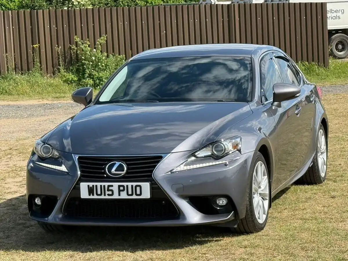 2015-lexus-is-300h-25-luxury-big-3