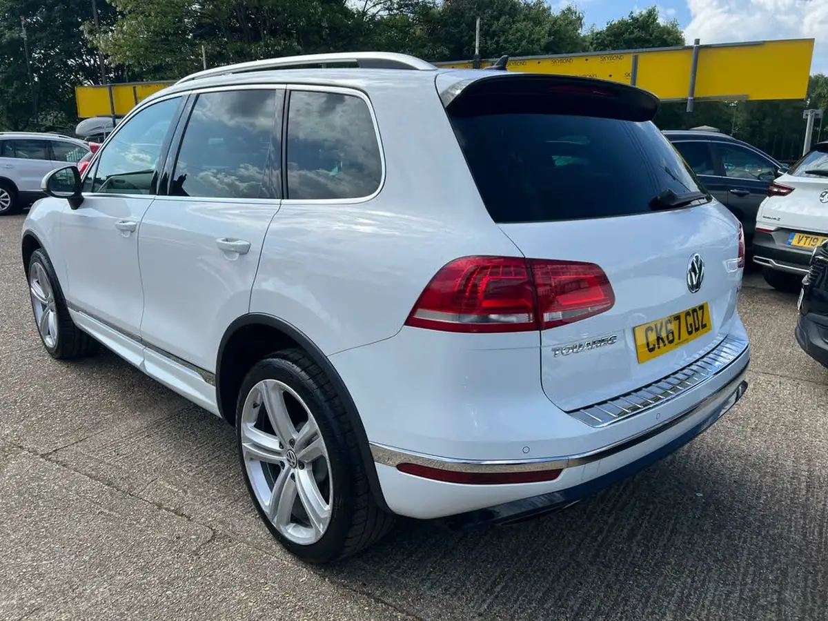 2017-volkswagen-touareg-30tdi-r-line-plus-262ps-ss-2967cc-big-4