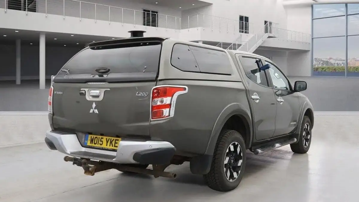 2015-mitsubishi-l200-24di-d-barbarian-auto-big-3
