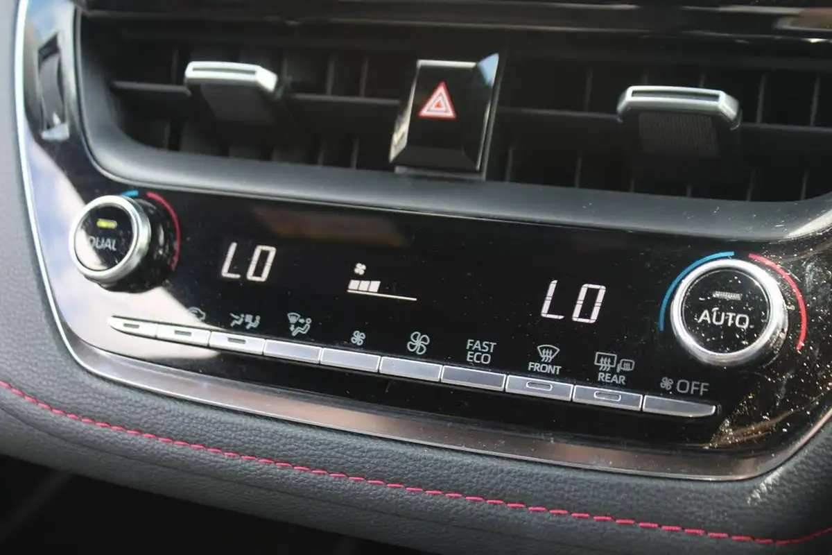 2020-toyota-corolla-20-vvt-i-excel-trk-hatchback-big-27